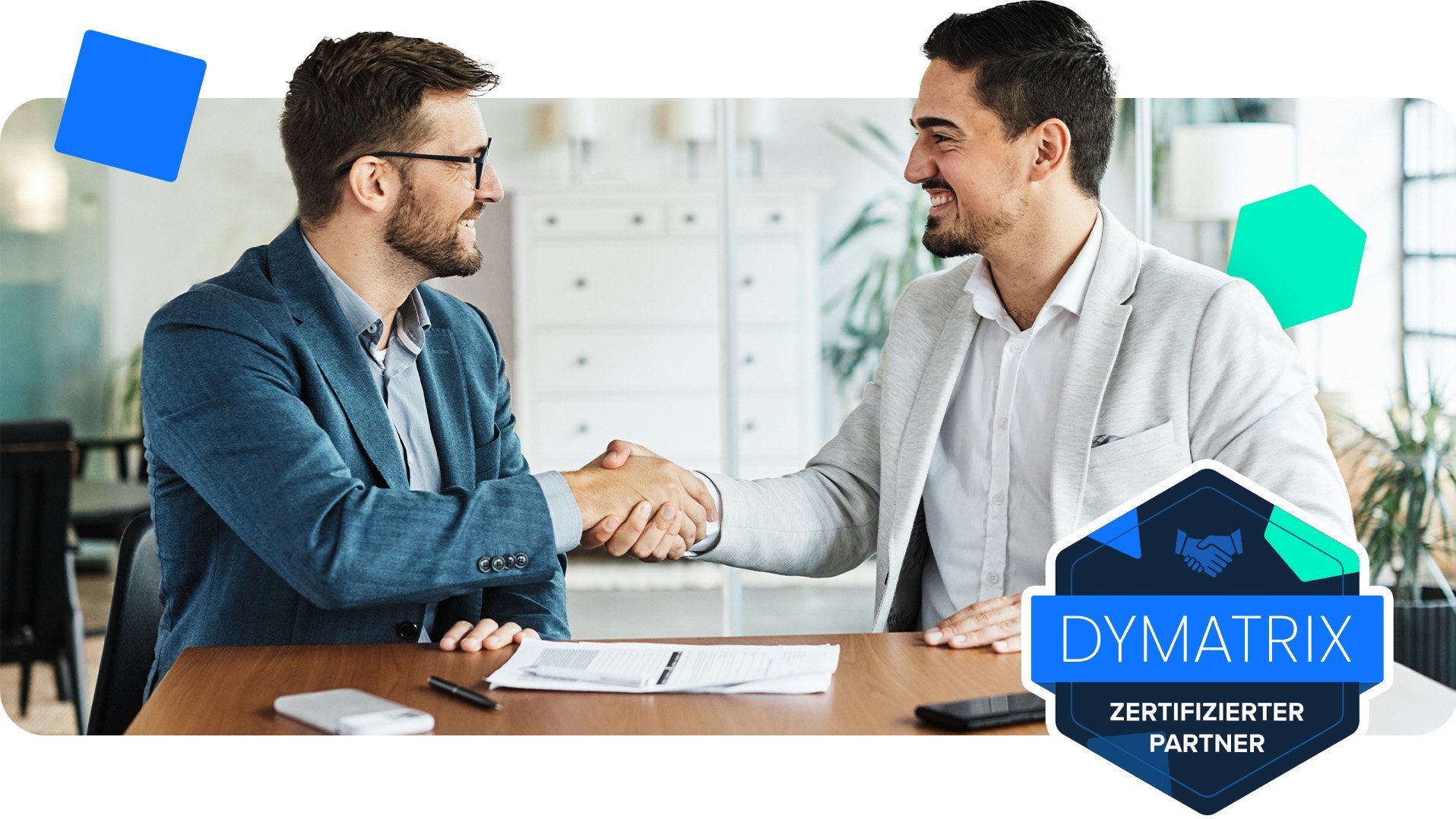 Zwei M&auml;nner reichen sich partnerschaftlich die Hand. Siegel der Partnerschaftsprogramms von DYMATRIX.