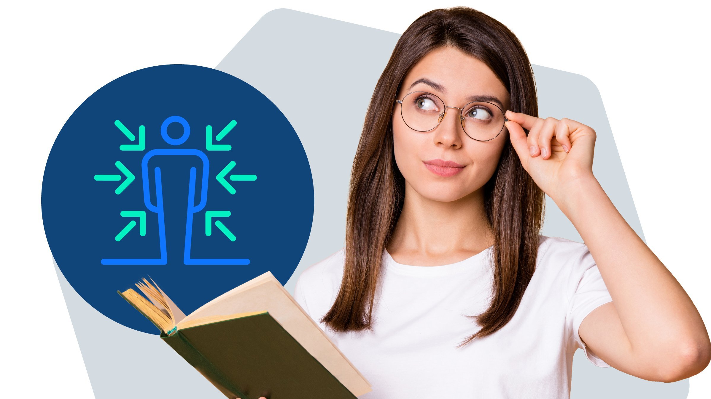 Frau mit langen braunen Haaren und wei&szlig;em T-Shirt h&auml;lt in der rechten Hand ein Buch und mit der linken Hand h&auml;lt sie ihre Brille.